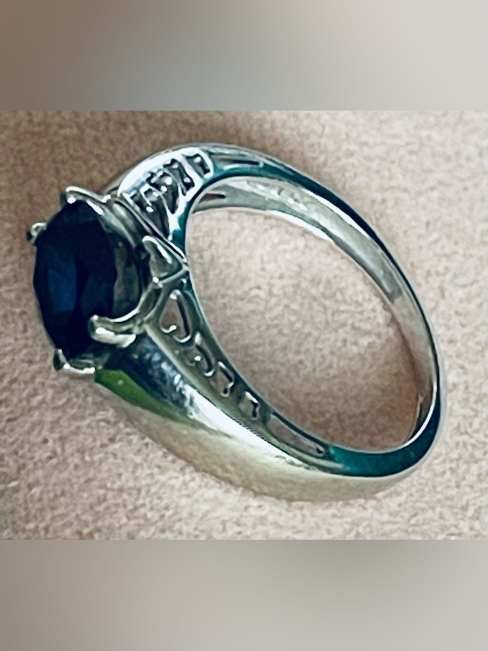 WHITE GOLD BLUE OVAL CUBIC ZIRCONIA RING. DIAMONIQUE /P14K DG CZ / SIZE 6